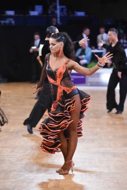 Stuttgart, Almanya - 14 Ağustos 2015: Bir Tanımlanamayan dans latin çift dans poz sırasında Grand Slam Latince Almanca açık Şampiyonası'nda 14 Ağustos, Stuttgart, Almanya