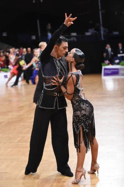 Stuttgart, Almanya - 14 Ağustos 2015: Bir Tanımlanamayan dans latin çift dans poz sırasında Grand Slam Latince Almanca açık Şampiyonası'nda 14 Ağustos, Stuttgart, Almanya