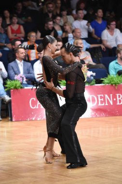 Stuttgart, Almanya - 14 Ağustos 2015: Bir Tanımlanamayan dans latin çift dans poz sırasında Grand Slam Latince Almanca açık Şampiyonası'nda 14 Ağustos, Stuttgart, Almanya