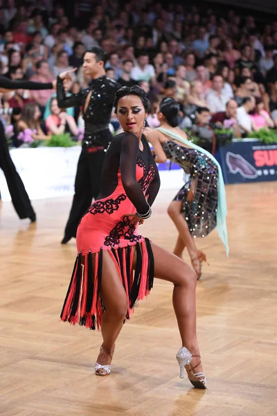 德国斯图加特 2015 不明的舞蹈拉丁夫妇在期间大满贯拉丁语在德国公开赛 在德国斯图加特的舞蹈姿势 — 图库照片