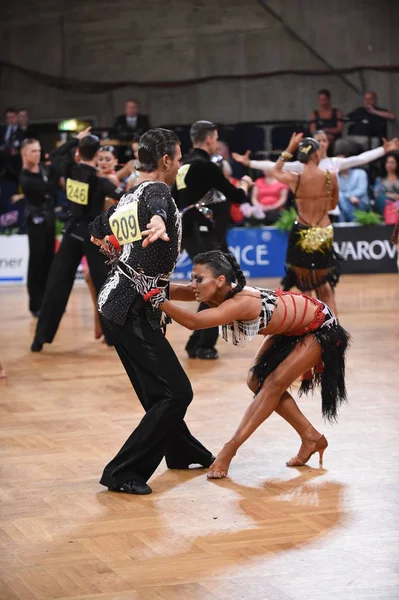 Stuttgart Deutschland August 2015 Ein Unbekanntes Lateinamerikanisches Tanzpaar Tanzpose Beim — Stockfoto