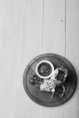 Ana yemek konsepti. Lavaş ekmeğine sarılmış kıyma.