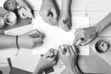 Sanat ve sanat kavramı. Eller renkli işaretleri tutun ve çizin