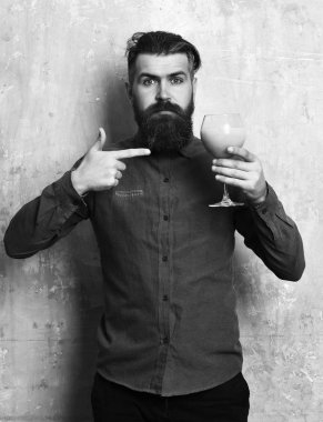 Vahşi hippi elinde tropik alkolik taze kokteyl tutuyor.