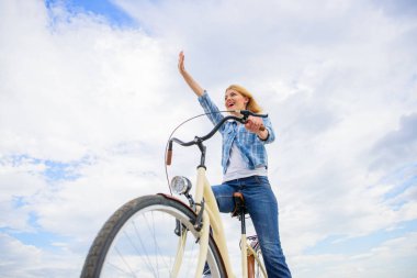 Bisiklet Altyapı teşvik. Kız mutlu yüz bisiklet sever. Ulaşım çevre dostu, ucuz ve hızlı yol bisiklet. Bisiklete binme kültür ve altyapı. Kız bisiklet gökyüzü arka plan rides