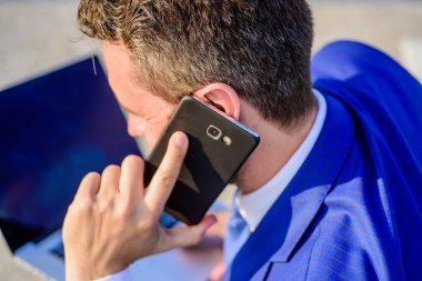 Teknik destek servisini arayın. Smartphone kulak yakınındaki yakın çekim işadamı tutar. Adam resmi elbise çağrı destek dizüstü dikiz ile çalışır iken. Danışma ve yardım kavramı. Nasıl yardımcı olabilirim