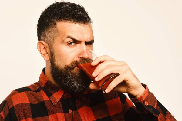 Mężczyzna z brodą posiada sok pomidorowy izolowany na białym tle. — Zdjęcie stockowe