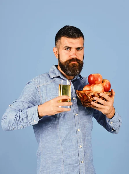 Man with beard holds bowl of fruit and juice — Stock Photo, Image