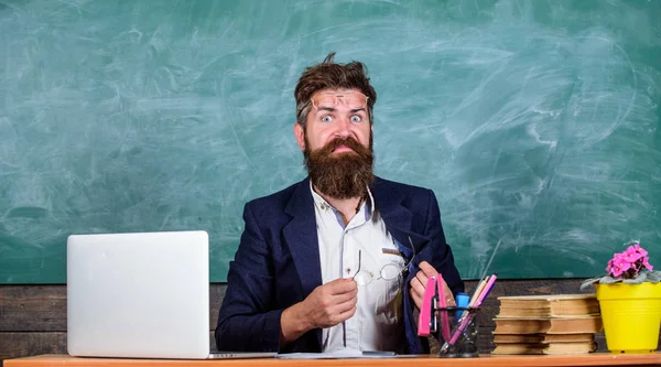 Olhos cuidados e saúde. Você deve escolher óculos adequados para manter uma boa visão. O trabalho com computador portátil e livros causa problemas com olhos e visão. Professor barbudo com óculos cuidados com a saúde dos olhos — Fotografia de Stock