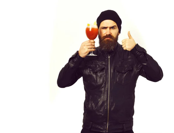 Brutale blanke hipster met alcoholische drank of verse cocktail — Stockfoto