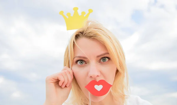 Qué bueno ser reina. Princesa posando alegre con corona amarilla. Sueña con que cada chica se convierta en reina. Mujer cabello rubio sostener cartón tiara o corona y labios rojos símbolo de amor cielo fondo — Foto de Stock