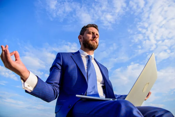 Bleiben positive Antwort auf Kunden. Unternehmer finden winzige Entspannung und Meditation. Arbeit im Internet kann nerven. Kommunikation im Internet voller Mobbing. Geschäftsmann formalen Anzug mit Laptop meditiert im Freien — Stockfoto