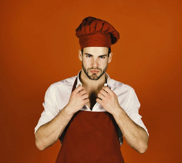 Концепція приготування професійної їжі. Чоловік у капелюсі та фартуху — стокове фото