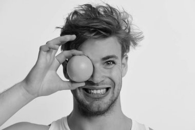 Bir gözü turuncu kaplı bir adam.