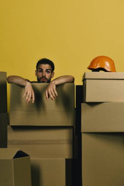 Teslimat ve hareketli kavramı. Adam karton kutuları duruyor.