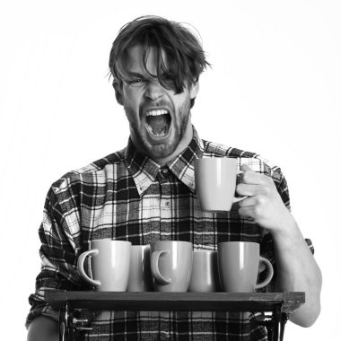 Beyaz arka planda izole edilmiş bardakları tutan yakışıklı adam.