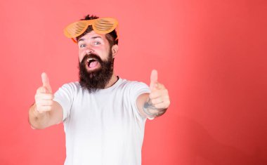 Yaz partisi aksesuar. Yaz aksesuar kavramı. Güneş gözlüğü yaz öznitelik ve şık aksesuar. Hipster giyer çekim gölgeler güneş gözlüğü. Adam sakallı hippi giyer dev louvered güneş gözlüğü