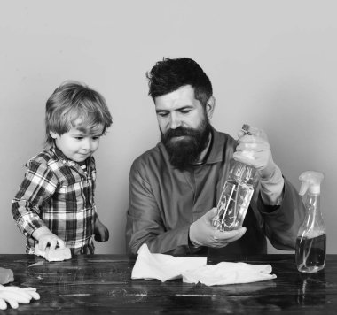 Adam ve çocuk masasında meşgul yüzü olan.