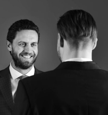 Patron ve çalışanı karanlık arka plandaki toplantıda konuşuyor..