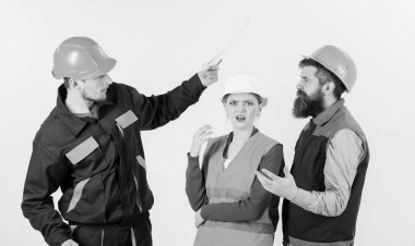 İşçi anlaşmazlığı konsepti. Mimarlar takımı, mühendisler tartışıyorlar.