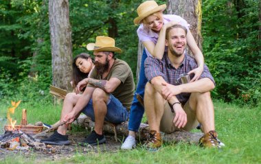 Arkadaşlar dinlendirici doğa arka plan hiking gün sonra kamp ateşi yakın. Tatil organizasyon şirketi en önemli şey. Şirket arkadaş birlikte orman rahatlatıcı keyfini çıkarın. Harika yürüyüş ve büyük şirket