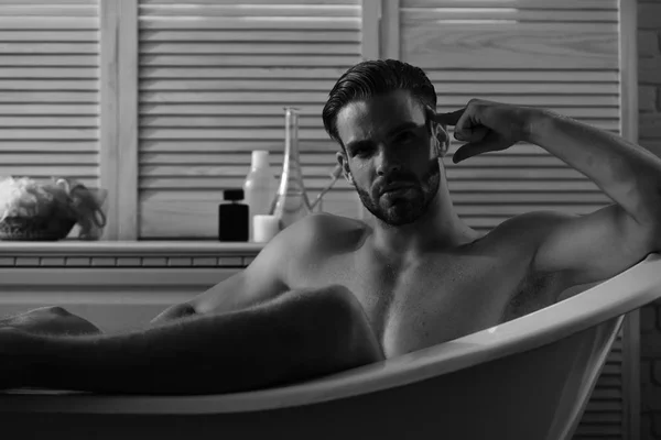 Sexe et érotisme concept : macho assis nu dans la baignoire — Photo