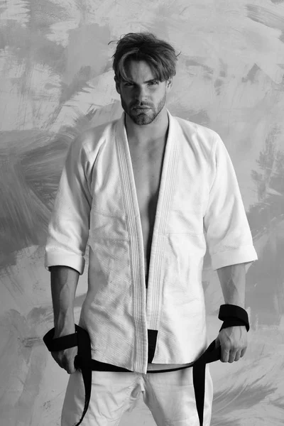 Brodaty karate, brutalny, biały wojownik z wąsami — Zdjęcie stockowe