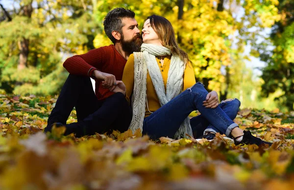 Hombre y mujer con rostros románticos en el fondo de árboles de otoño — Foto de Stock