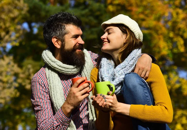 Açık havada sonbaharda sevimli çiftin romantik fotoğraf — Stok fotoğraf