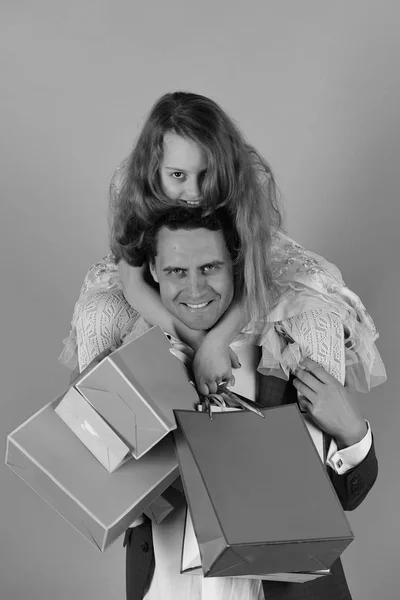 Menina e homem com rostos sorridentes felizes segurar sacos de compras — Fotografia de Stock