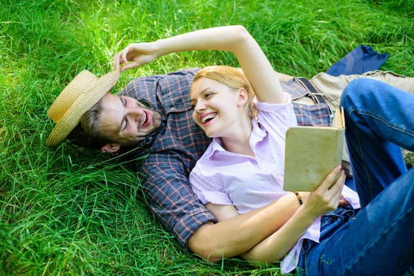 Couple amoureux passer le livre de lecture de loisirs. Homme et fille s'allongeaient sur l'herbe relaxante. Famille couple romantique profiter des loisirs avec de la poésie ou de la littérature fond d'herbe. Couple âmes sœurs à la date romantique — Photo