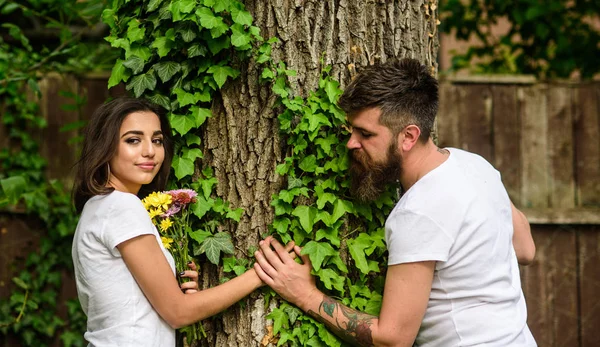 Couple amoureux romantique date promenade nature arbre fond. Relations amoureuses sentiments romantiques. Le meilleur endroit pour un rendez-vous romantique. Profitez du rendez-vous romantique dans le parc. Homme barbu hipster tient la main petite amie — Photo