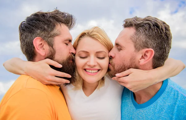 Gli uomini si innamorano della stessa donna. Le piacciono le attenzioni maschili. Una ragazza si abbraccia con due ragazzi. Triangolo dell'amore. Guida finale evitando la zona amici. Gli uomini baciano le guance della stessa ragazza. Signora godere di relazioni sia ammiratori — Foto Stock