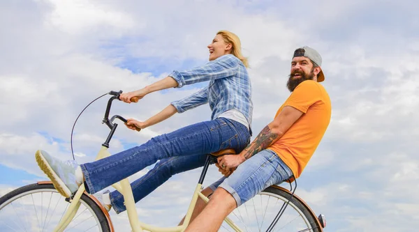 Ideas de citas. Hombre y mujer alquiler de bicicletas para descubrir la ciudad. Alquiler de bicicletas o alquiler de bicicletas por períodos cortos de tiempo. Pareja con bicicleta romántica fecha cielo fondo. Pareja en el amor fecha al aire libre ciclismo —  Fotos de Stock