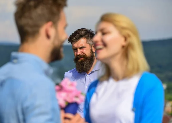 Paar Verliebt Glücklich Dating Eifersüchtiger Bärtiger Mann Beobachtet Frau Betrügt — Stockfoto