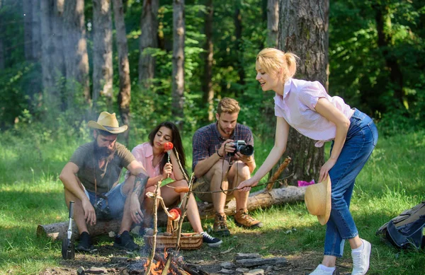 Amici della società che hanno escursioni picnic sfondo della natura. Un picnic estivo. Escursionisti rilassanti durante lo spuntino. Turisti escursionisti rilassanti mentre hanno spuntino pic-nic. Picnic con gli amici nella foresta vicino al falò — Foto Stock