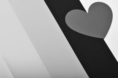 Sevgi ve renkli çizgili sembolü. Sevgililer günü kartı: renkli arka plan üzerinde kırmızı kağıt kalp