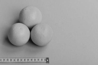 Turuncu meyve sarı şerit metre yakınındaki desen yaptı