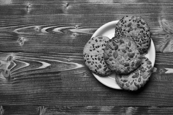 Gebäck und Selbstgebackenes. Kekse mit Samen auf Teller gelegt, Kopierraum. — Stockfoto