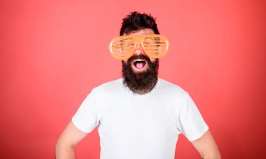 Öznitelik ve şık aksesuar güneş gözlüğü parti. Hippi giyim çekim gölgeler güneş gözlüğü. Adam hipster giyer dev louvered güneş gözlüğü sakallı. Optik ve göz koruma kavramı. Moda aksesuar