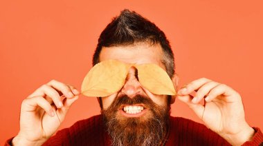 Kasım zaman fikir. Hipster sakal ve deli gizli yüz ile yaprakları ile çalış