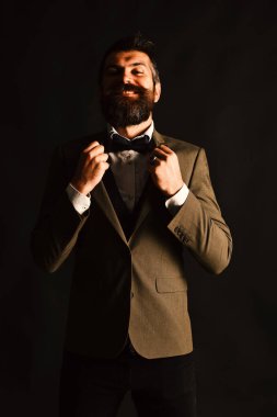 Mutlu yüz ile işadamı papyon ayarlar. Girişimcilik ve iş kavramı. Retro akıllı elbiseli adam