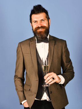 Sakallı Yöneticisi şampanya tutun. Mavi klasik kıyafetli adam. Yüz gülümseyen iş adamı