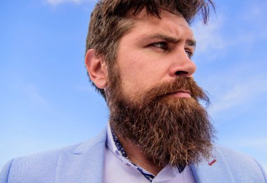 Büyüyen ve bıyık sürdürmek için uzman ipuçları. Hipster yakışıklı sakallı çekici adam kapatın. Adam sakallı hippi bıyık gökyüzü arka plan ile. Nihai sakal ve bıyık Kılavuzu bakım