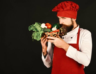 Siyah arka plan, kopya alanı üzerine sakallı adam. Vejetaryen diyet kavramı. Burgonya Tekdüzen zor yüz ile pişirmek