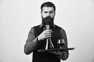 İçecek konsepti. Sakallı konyak beyaz arka plan üzerinde tutar. Barmen vintage süet deri yelek hizmet viski veya brendi.