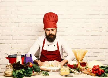 Pişirme işlemi kavramı. Şef hamur yapar. Ciddi yüz içinde burgundy üniforma ile pişirmek