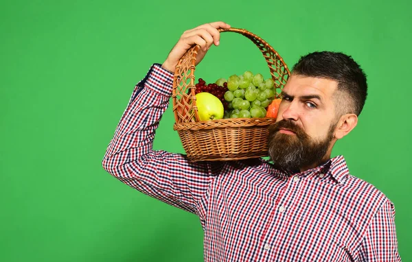 Mann Mit Bart Trägt Korb Mit Früchten Isoliert Auf Grünem — Stockfoto