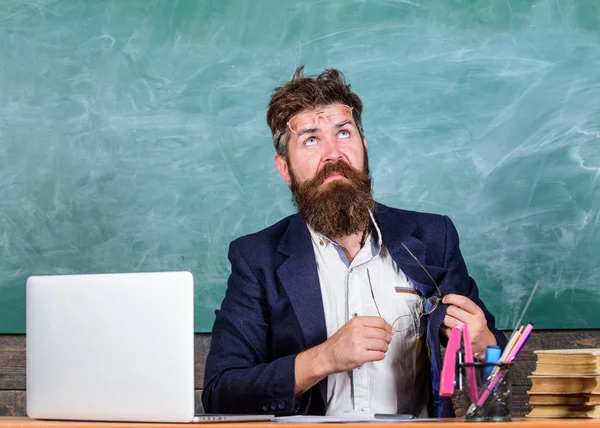 Ögon vård och hälsa. Arbeta med laptop och böcker orsakar problem med ögon och vision. Lärare skäggig med glasögon bryr sig om ögat hälsa. Du bör välja korrekt glasögon att hålla god syn — Stockfoto