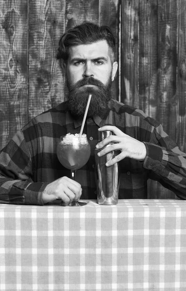 Conceito Barman e cocktails. Barman com barba longa e bigode e cabelo elegante — Fotografia de Stock